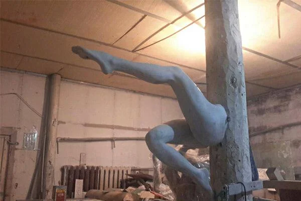 Ноги статуи Кейт Мосс из гипсовой лепнины