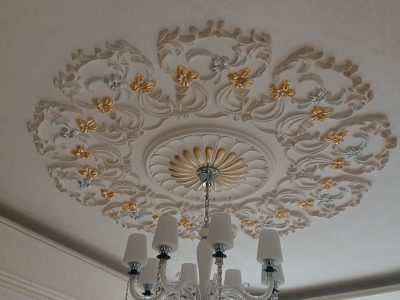Красиво оформленный потолок с использованием гипсовой лепнины